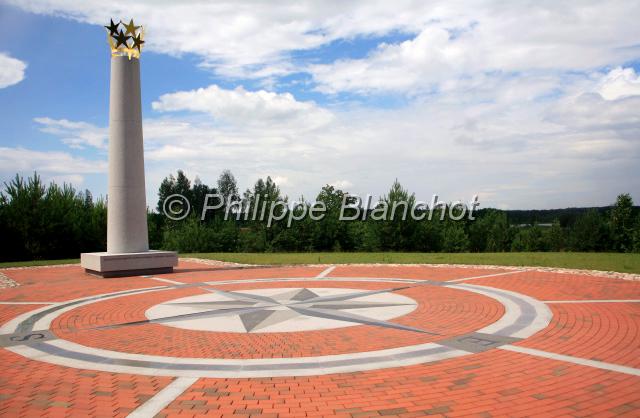 lituanie purnuskiu.JPG - Centre gÈographique de l'Europe, situÈ ‡ 26 km au nord de Vilnius, dans le village de Purnuökiu (54∞54í Nord et 25∞19í Est)Lituanie